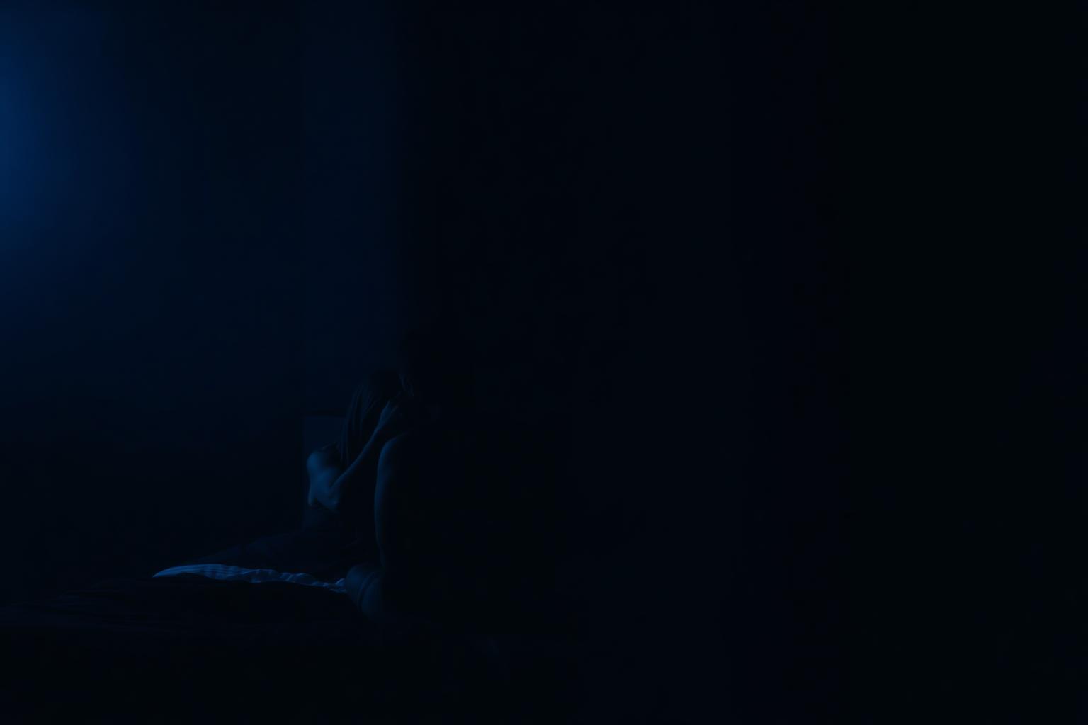 Casal distante emocionalmente durante a noite